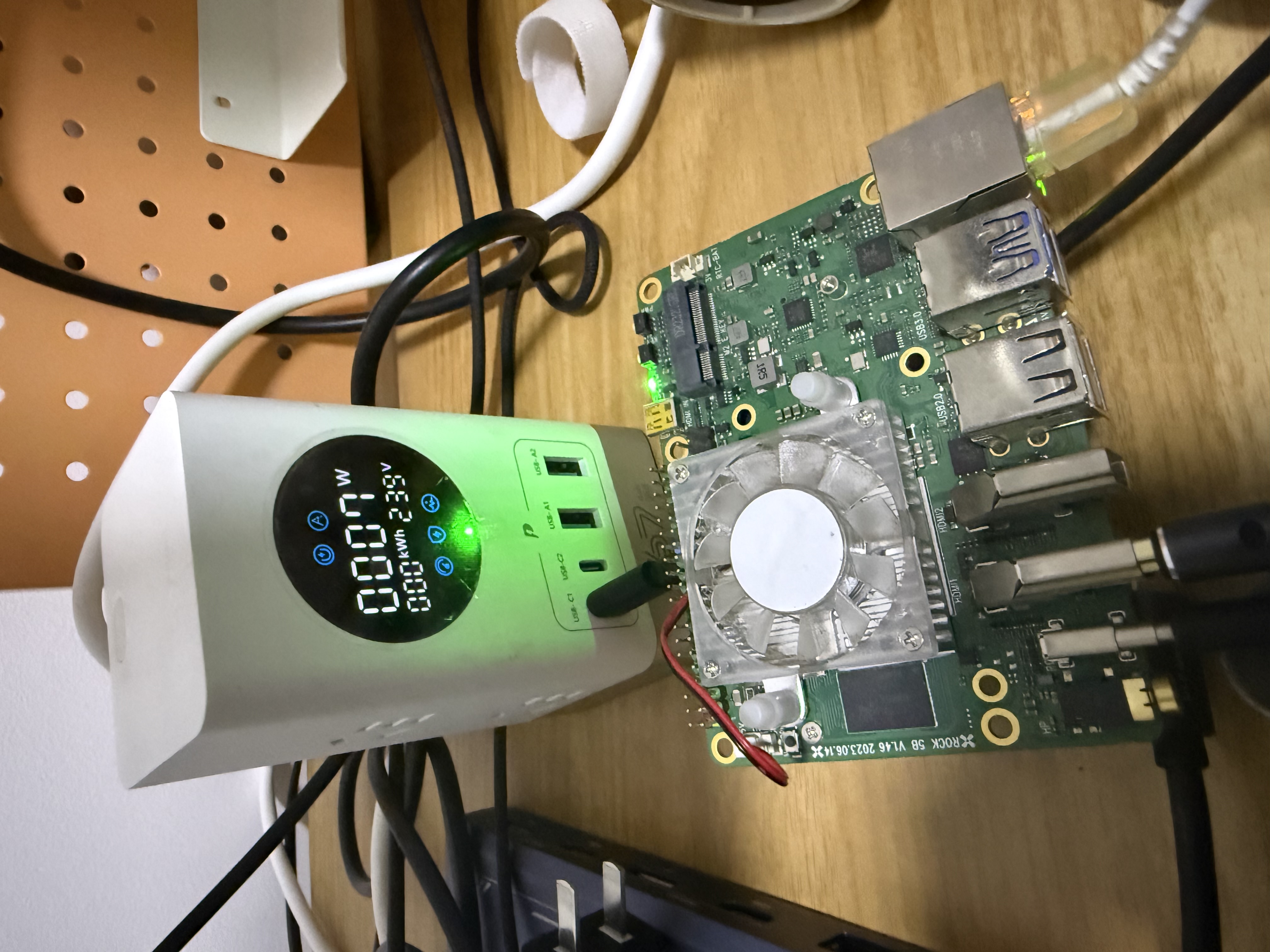 Power meter showing 7W